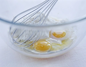 Stampe di Fare la pasta mescolando insieme uova e farina Immagini datate 2004 agosto: Fare la pasta
