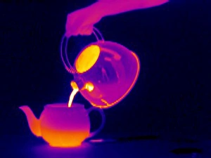 Stampe di Fare una tazza di tè. Immagine 2 dei 4. Thermogramma della mano che versa acqua bollente da un pentolino in una ciotola per fare il tè. Le colori mostrano variazioni nella temperatura Immagini datate 2004 marzo: Preparare tè, termografia