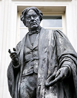 Stampe di Michael Faraday (1791-1867). Statua del chimico e fisico britannico Michael Faraday Immagini datate 2009 marzo: Michaël Faradèi fisico britannico