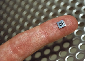 Stampe di L'accelerometro micromeccanico è un piccolo sensor di accelerazione utilizzato nei sistemi di controllo della stabilità automatici dei veicoli Immagini del 12 agosto 2003: Accelerometro micromeccanico