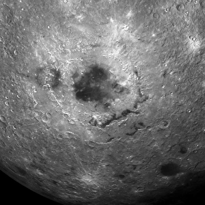 Stampe di La superficie della luna. Al centro si trova il Mare Orientale, un bacino ad anelli multiplo formato da uno impatto di un grande asteroide che poi è stato riempito con lava Immagini datate 2011 dicembre: La superficie della luna
