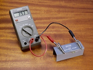 Stampe di Il multimetro è un misuratore combinato di ammetrino digitale e voltmetro. Da esso si può anche derivare la resistenza Immagini datate 2005 luglio: Multimeter