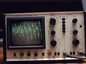Stampe di L'oscilloscopio mostra rumori bianchi. Gli oscillografi utilizzano tubi catodici per rappresentare graficamente le variazioni di tensione o corrente elettrica Immagini datate 2004 dicembre: Oscilloscope