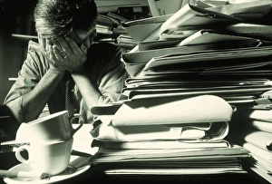 Stampe di Rilasciato dal modello di autorizzazione. Uomo sopraffatto nel suo ufficio disordinato, afflitto da lo stress Immagini del 12 giugno 2001: Uomo sopraffatto