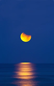 Lunar Eclipse Photography Stampe: Partially eclipsed setting moon