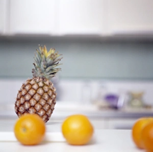 Stampe di Arance e fragole d'ananas. Le fragole d'ananas (Ananas sp.) e le arance (Citrus sinensis) sono buone fonti di fibra dietetica ed vitamina C Immagini datate 2003 novembre: Arancia e mele di pino