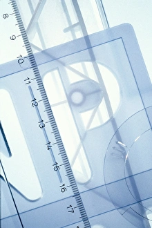 Stampe di Esempi di plastica; selezione di oggetti comuni in plastica che includono un regolo e stencil per lettere Immagini datate 2011 maggio: Cambiamenti climatici