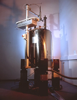 Stampe di Un calcolatore quantistico. La scatola del campo magnetico superconduttore contiene una soluzione liquida di un chimica che forma un calcolatore quantistico a 5 biti (o 5 qubit) Immagini datate 2001: Computer quantico