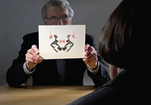 Stampe di L'analisi psicologica di una donna utilizzando uno dei cartelloni del test della Rorschach Macchia D'inchiostro Stampe: Test dell'inchiostro di Rorschach
