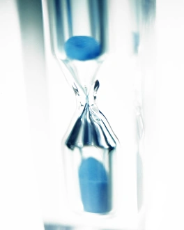 Stampe di Tempo sabbia. Questo dispositivo viene utilizzato per misurare un periodo di tempo stabilito dal flusso della sabbia (blu) da una camera all'altra attraverso uno stretto spazio Immagini datate 2003 giugno: Tempo sabbia