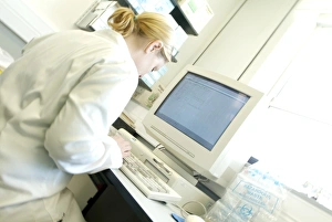 Scientist In Lab Stampe: Scientist working