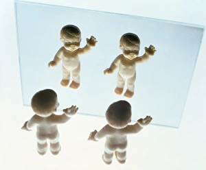 Stampe di Riconoscimento di sé stessi. Arte computerizzata concettuale rappresentante due bambini giovani che fanno segno con la mano davanti alle immagini riflesse di se stessi nel vetro Immagini datate 2002 settembre: Self-recognition