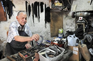 Stampe di Un calzaiolo nel suo laboratorio Immagini del 14 marzo 2011: Shoemaker