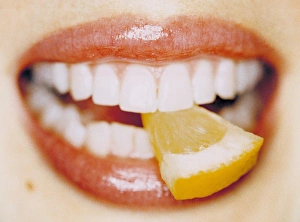 Stampe di Fetta di limone tra i denti Immagini datate 2012 aprile: Fettina di limone tra i denti.