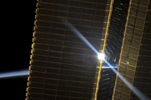 Stampe di Pannello solare di arrampicata dell'ISS, immagine del sole attraverso i pannelli solari della Stazione Spaziale Internazionale (ISS) Immagini datate 2013 gennaio: Pannello di pannelli solari, immagine dell'ISS