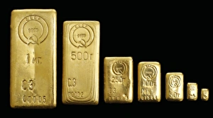 Stampe di Le barrette d'oro sovietiche, con timbro del loro peso e il simbolo dell'Azzurro di martello della Unione Sovietica. Il timbro CCCP è l'abbreviazione per la forma cirillica di USSR Immagini datate 2011 febbraio: Barraggi d'oro sovietici