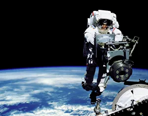 Stampe di Escapata nello spazio. Artefatto informatico composto di un artista che lavora all'esterno della propria nave spaziale. L'artista svolge una passeggiata nello spazio o EVA (attività extraveicolare) Immagini datate 2001: Spazio-passeggiata