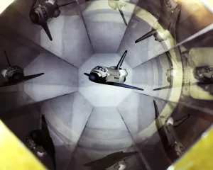 Immagini datate 11 agosto 2009: Modello dello Space Shuttle, prova di vento nel tunnels Test