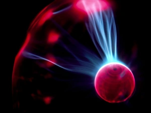 Stampe di Globa di plasmà. Fiamme e rami luminosi all'interno del globa di plasmà. Questo giocattolo è una palla in vetro vuota che contiene un gas inerte a pressione bassa Immagini datate 1999: Flussi di luce all'interno di un globetto plasmico