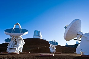 Stampe di Gli array di telescopi submillimetri. L'Array Submillimetre è composto da otto piatti di sei metri Immagini datate 2009 maggio: Telescopi di array submilimetri, Oahu (Hawaii)