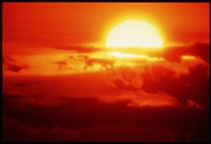 Sunset Cloud Formations Stampe: Sun setting behind clouds