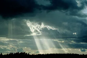 Stampe di I raggi del Sole che si frangono contro le nuvole Immagini datate 2004: Raggi del sole che si infrangono sui nuvole
