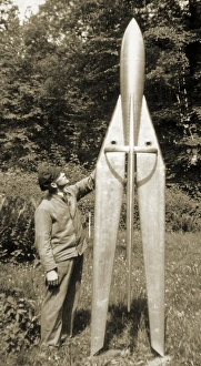 Stampe di Il razzo tappeto nel 1932. Reinhold Tiling era un pioniere tedesco scienziato che sperimentò con razzi a carburante solido Immagini datate 2004 dicembre: Razzo a tessellato, 1932