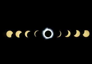 Total Solar Eclipse Stampe: Timelapse image of a total solar eclipse