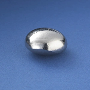 Stampe di Il titanio. Esempio del bianco metallo di transizione duro e fragilico Titanium (Ti) Immagini del 7 febbraio 2012: Titanium