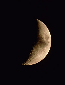 Stampe di Luna nell' fase parziale di eclissi totale, solo pochi minuti prima che tutta la sua superficie diventi oscura. Le eclissi lunari sono causate quando la Luna entra nella ombra proiettata dalla Terra Immagini datate 1999: Ombra lunare totale, fase parziale