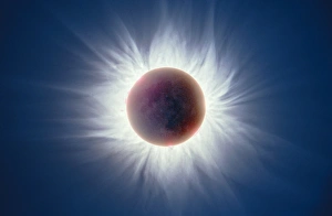 Stampe di Eclissi solare totale del 11 agosto 1999, alla totale. Le eclissi solarie si verificano quando la Luna passa tra la Terra e il Sole ed il ombra della Luna attraversa la Terra Immagini datate 2002 aprile: Eclissi solare totale