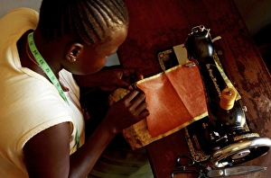 Poverty In Africa Stampe: Using a sewing machine, Uganda