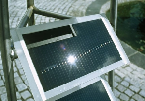 Stampe di La cella solare amorfosa. La vista di una cella solare amorfosa. Questa cella è stata sviluppata all'Università di Stoccarda, Germania ed ha un efficienza estremamente alta Immagini datate 1999: Vista di una celle solare anomala