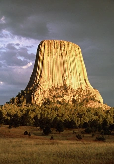 Devils Tower National Monument Stampe: View of Devils Tower, a basalt outcrop