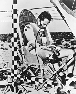 Stampe di Test di accelerazione e decelerazione. Vista del tenente colonnello John Paul Stapp in sedile trainato da una slitta durante test di forza G elevate ed abbassate Immagini datate 1999 giugno 2 giugno 1999: Vista di John Stapp durante le prove a forza g e rante
