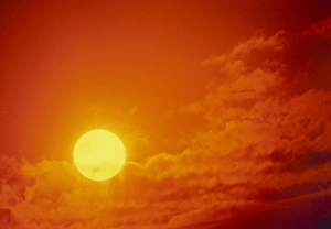 Cloudy Horizon View Stampe: View of the Sun setting in a cloudy sky