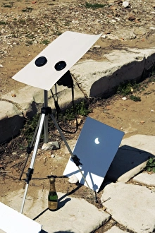 Stampe di Guardando un'eclissi solare. Una coppia di occhiali da osservazione sul telescopio proietta una immagine dell'eclissi solare su uno scartafaccia bianco Immagini datate 2010 marzo: Vedere un eclissi solare