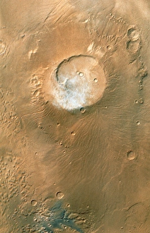 Stampe di Il vulcano martiano. Immagine del Colore di Marte Global Surveyor (MGS) dell'Apollinaris Patera vulcano (centro superiore) vicino all'equatore marziano Immagini datate 1999: Vulcano su Marte