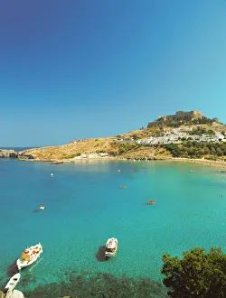 Immagini Correlate Stampe: La Akropoli si affaccia al golfo di Lindos in Rodi nelle Isole Greche del Mar Egeo