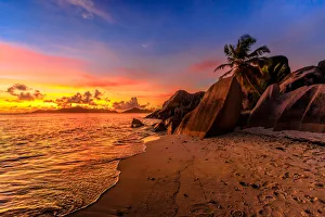 Immagini datate 2019 aprile: La spiaggia di Fonte Anse a tramonto sulle Plage de l'Argent à la Digue aux Îles Séchelles nel Mar degli Indici