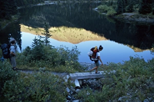 American West Coast Landscapes Stampe: Backpacker crossing bridge