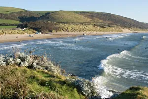 Devon Stampe: La spiaggia con surferisti a Woolacombe, Devon, Inghilterra Regno Unito Europa