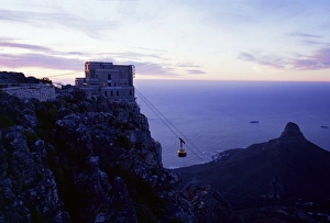 Outdoor Photography Africa Stampe: Cable car going up Table Mountain