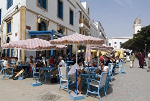 Moroccan Street Scene Stampe: Cafe in square