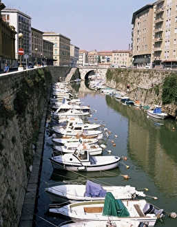 Italian Waterways Stampe: Canals intersect the city