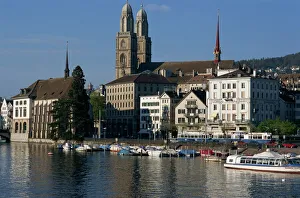 Outdoor Photography Europe Stampe: Cathedral and Limmat River