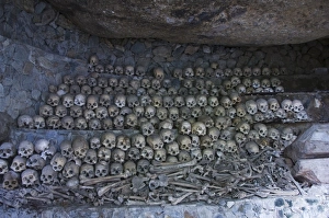 Stampe di Grotta di cranii e ossa. Cava dell'Opda: sepolcro massiccio Opdas Cave Mass Burial. Età 500-1000 anni fa. Kabayan Town. Montagne della Cordillera Filippine Stampe: Grotta dei cranii e delle ossa