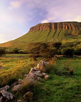 Europe Scenic Views Stampe: Characteristic shape of Benbulben at sunset
