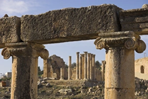 Jerash Ancient City Stampe: Close up of column tops with columns beyond