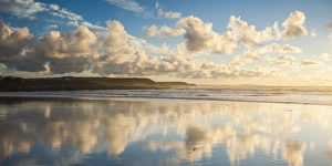 Stampe di Riflessi di nuvole al largo della baia Costantino a tramonto nel sud dell'Inghilterra Regno Unito Europa occidentale Immagini datate 2012 novembre: Riflessi di nuvole a Constantine Bay al tramonto in Cornovaglia
